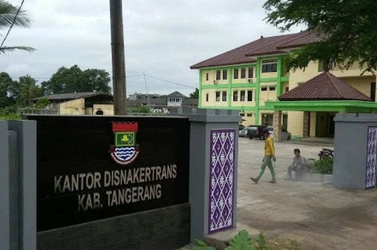 KANTOR DISNAKER: Situasi di depan kantor Dinas Ketenagakerjaan Kabupaten Tangerang. (DOK/SATELITNEWS)