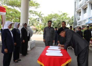 Wali Kota Serang Syafruddin, melantik ratusan pejabat sekolah seperti Kepsek, Pemilik dan lainnya, Jumat (24/3/2023). (ISTIMEWA)