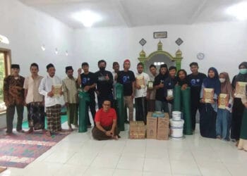 Relawan FBn dan S3, salurkan bantuan untuk membenahi Musola. (ISTIMEWA)