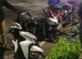 TANGKAPAN LAYAR: Terlihat beberapa kendaraan sepeda motor mengalami kerusakan berat akibat balap liar di wilayah BSD, Kecamatan Pagedangan. (ISTIMEWA)
