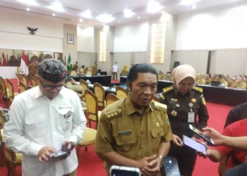 Pj Gubernur Banten Al Muktabar, saat di wawancara wartawan, beberapa waktu lalu. (ISTIMEWA)