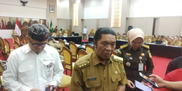 Pj Gubernur Banten Al Muktabar, saat di wawancara wartawan, beberapa waktu lalu. (ISTIMEWA)