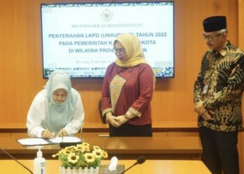 Bupati Pandeglang, Irna Narulita secara simbolis menyerahkan dokumen LKPD kepada BPK RI Perwakilan Provinsi Banten, diterima oleh Ketua, Emmy Mutiarini, di Aula BPR RI Banten, Kamis (30/3/2023). (ISTIMEWA)