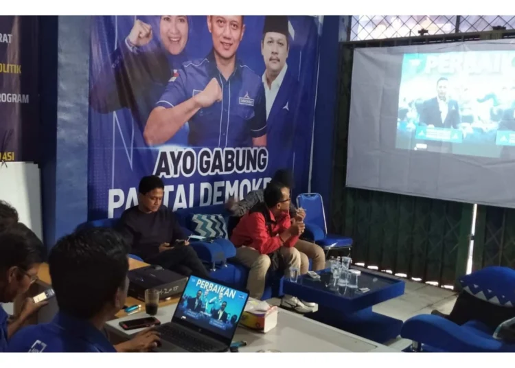 Jajaran pengurus DPC Partai Demokrat Kabupaten Pandeglang, mengikuti Konferensi Pers Virtual pengusungan Anies Baswedan - AHY sebagai Balon Presiden - Balon Wakil Presiden RI di Pemilu 2024 mendatang, Kamis (2/3/2023). (MARDIANA/SATELITNEWS.COM)
