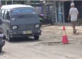 Jalan rusak di ruas Majasari - Cipacung, Kabupaten Pandeglang, belum semuanya tuntas diperbaiki. Sehingga, lalu lintas di jalur tersebut masih terhambat, Sabtu (25/3/2023). (MARDIANA/SATELITNEWS.COM)