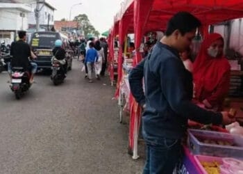 PUSAT TAKJIL - Selama Bulan Puasa Ramadhan, jalan Bank Banten yaitu samping Bank bjb sampai ke ujung Kantor Pos, dijadikan pusat takjil, Sabtu (25/3/2023). (ISTIMEWA)