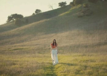 Lirik Lagu Ceilings - Lizzy McAlpine