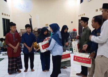 Head Project PT Tirta Presindo Jaya, santuni anak yatim - piatu di Yayasan Yatim-Piatu Hasanuddin, Kelurahan Pandeglang, Kamis (30/3/2023). (ISTIMEWA)