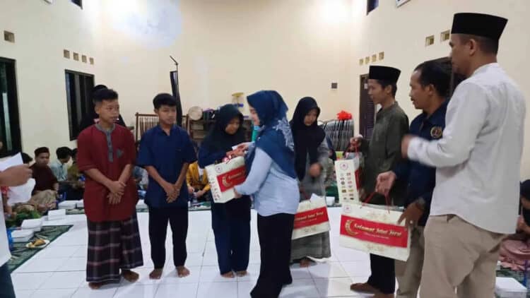 Head Project PT Tirta Presindo Jaya, santuni anak yatim - piatu di Yayasan Yatim-Piatu Hasanuddin, Kelurahan Pandeglang, Kamis (30/3/2023). (ISTIMEWA)