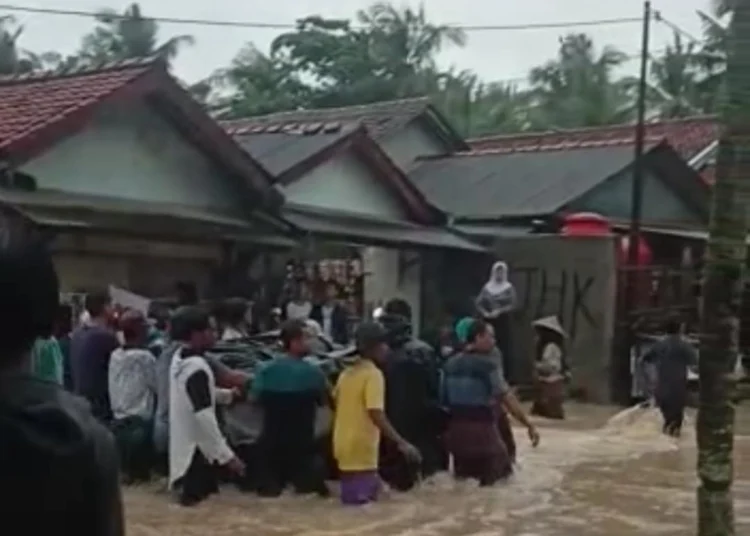 TANGKAPAN LAYAR: Warga saat membawa tiga korban tewas tersengat listrik di Kampung Cirumpak, Desa Tanjung Burung, Kecamatan Teluknaga, saat banjir. (ISTIMEWA)