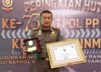 Satpol PP Raih Penghargaan Karya Bhakti Dari Kementerian Dalam Negeri