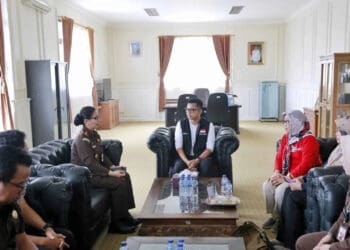 BERDIALOG - Wabup Pandeglang, Tanto Warsono Arban, bersama Kajari Pandeglang dan Kaka - Teteh, sedang berbincang di ruang kerja Wabup Pandeglang, Selasa (14/3/2023). (ISTIMEWA)