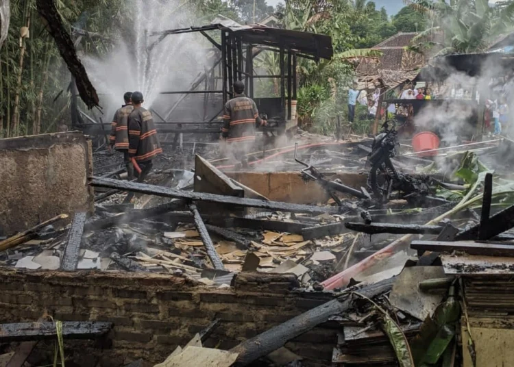 KORBAN KEBAKARAN - Kondisi rumah korban kebakaran, di Kampung Gobang RT/RW 013/004, Desa Baturanjang, Kecamatan Cipeucang, Kabupaten Pandeglang, Selasa (14/3/2023). (ISTIMEWA)