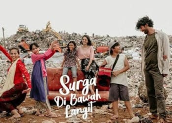 Cerita Acha Septiasa Berjibaku Aroma Sampah di Surga di Bawah Langit