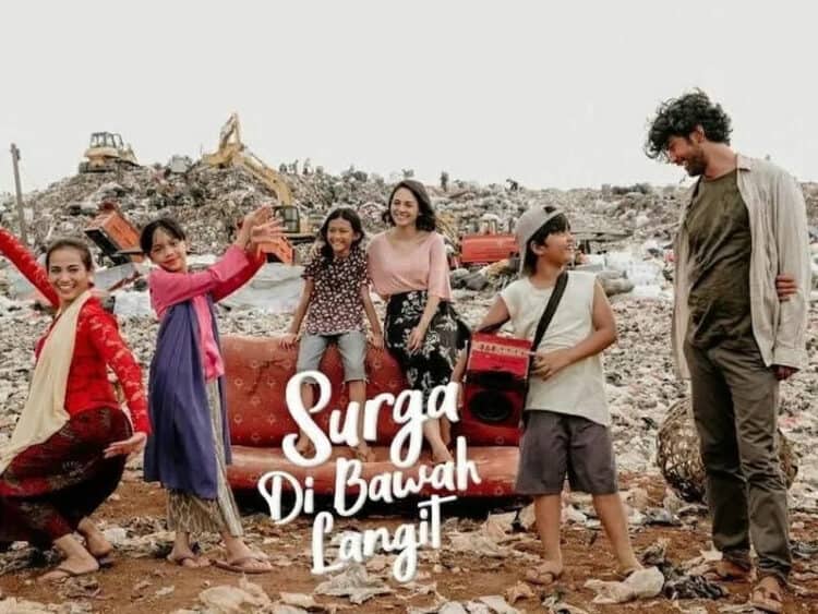 Cerita Acha Septiasa Berjibaku Aroma Sampah di Surga di Bawah Langit