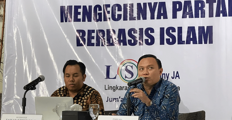 Peneliti Senior LSI Denny JA Ade Mulyana saat pemaparan hasil survei di Kantornya, Jakarta Timur, Jumat (17/3). (RM)
