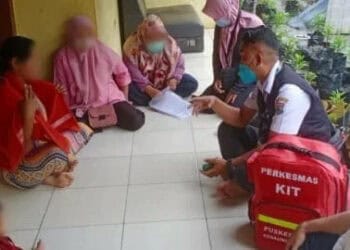 PEMERIKSAAN: Puskesmas Kedaung Barat Kecamatan Sepatan Timur sedang melakukan pemeriksaan kepada warga. (ISTIMEWA)