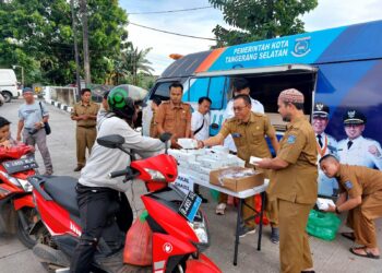 DPMPTSP Kota Tangsel Bagikan 1.444 Takjil Gratis