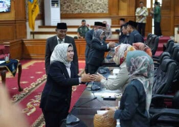 Bupati Serang Ratu Tatu Chasanah, bersalaman dengan para anggota DPRD. (ISTIMEWA)