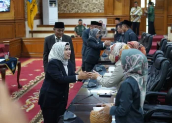 Bupati Serang Ratu Tatu Chasanah, bersalaman dengan para anggota DPRD. (ISTIMEWA)