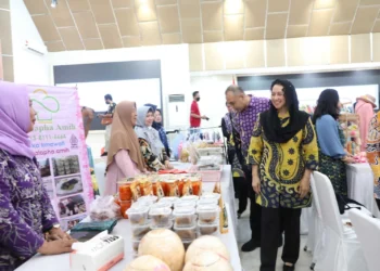 MEMANTAU: Bupati Tangerang Ahmed Zaki Iskandar saat memantau bazar murah ramadhan di Gedung Serba Guna (GSG) Pisat Pemerintah Kabupaten Tangerang, Kamis (13/4). (ALFIAN HERIANTO)
