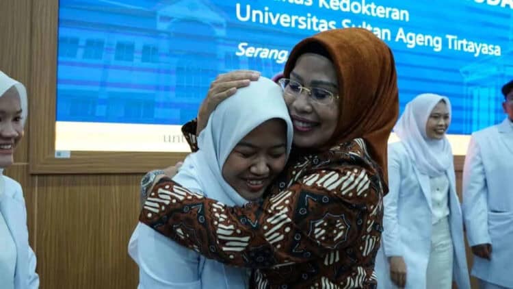 CALON DOKTER - Sebanyak lima mahasiswa, penerima beasiswa dari Pemerintah Kabupaten (Pemkab) Serang, yang berkuliah di Fakultas Kedokteran Untirta, mulai menjalani praktik. (ISTIMEWA)
