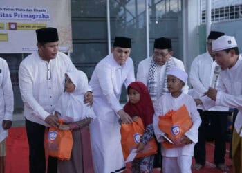 UPG Santuni anak Yatim, dan bagikan paket sembako, Senin (17/4/2023). (SIDIK/SATELITNEWS.COM)