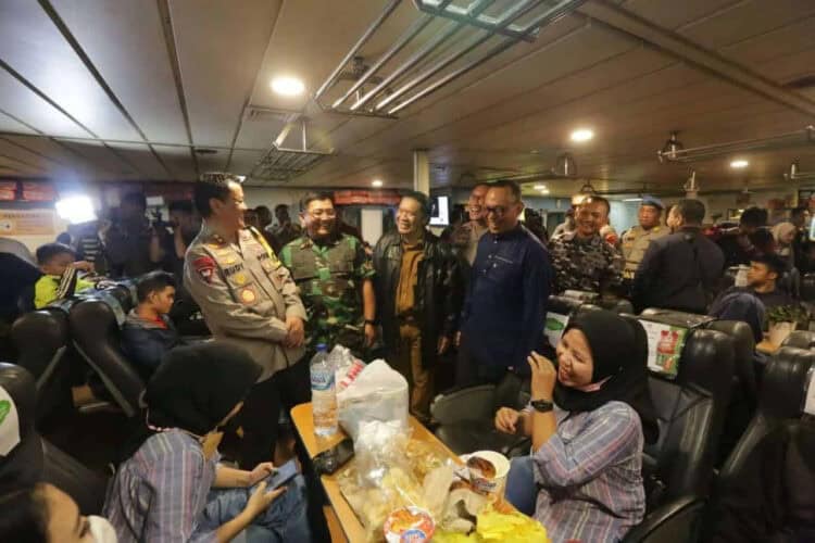 Al Muktabar dan Kapolda Banten, beserta jajarannya tinjau arus mudik di Pelabuhan Merak,  Selasa (18/4/2023) malam. (LUTHFI/SATELITNEWS.COM)