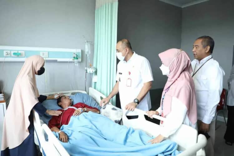 BERBINCANG DENGAN PASIEN: Bupati Zaki didampingi Direktur RSUD Balaraja dan jajarannya saat berbincang dengan pasirn RSUD Balaraja, Rabu (19/4/2023). (ISTIMEWA
