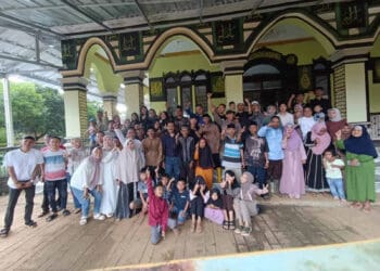 Keluarga Besar Bapak Rasmana, bersilaturahmi. (ISTIMEWA)