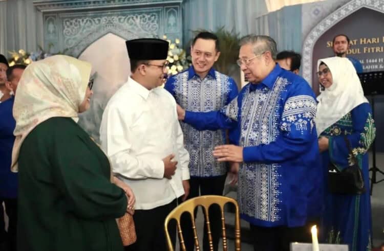 Suasana keakraban, silaturahmi Anies Baswedan dengan AHY dan SBY, di hari Lebaran Idul Fitri. (ISTIMEWA)