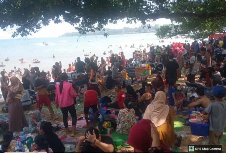 Pantai Bagedur-Sawarna Dipadati Pengunjung yang Nikmati Libur Lebaran