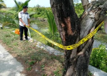 Personel polisi memasang garis polisi, di lokasi penemuan bayi di Pontang. (ISTIMEWA)