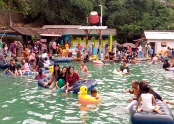 Wisata Alam Kolam Rendam Cisolong, Kabupaten Pandeglang, dipadati wisatawan, Sabtu (29/4/2023). (MARDIANA/SATELITNEWS.COM)