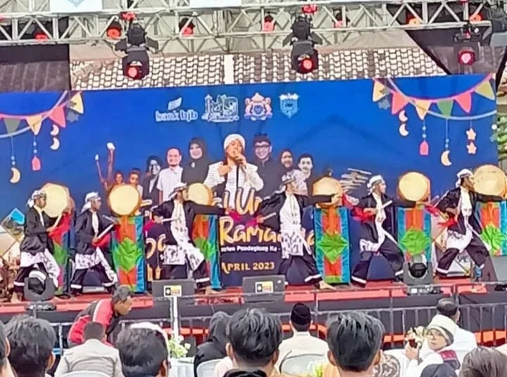 Pementasan Rampak Bedug di acara pembukaan pameran Bazar dan Pameran UMKM, di momentum HUT Pandeglang ke 149, Sabtu (1/4/2023). (ISTIMEWA)