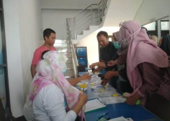 Para PPPK, sedang menyerahkan urine-nya utuk dilakukan tes narkoba di Lapkesda Pandeglang, Rabu (26/4/2023). (ISTIMEWA)
