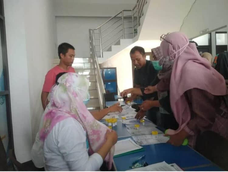 Para PPPK, sedang menyerahkan urine-nya utuk dilakukan tes narkoba di Lapkesda Pandeglang, Rabu (26/4/2023). (ISTIMEWA)