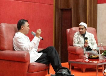DISKUSI PUBTLIK: Suasana iftar bersama FCPI dan diskusi publik yang dipandu oleh Ketua dan Pendiri FPCI, Dr. Dino Patti Djalal dan Habib Husein Ja’far Al Hadar, Penulis Buku “Menyegarkan Islam Kita” dan “Tuhan ada di Hatimu”, di di Manhattan Hotel, Grand Capitol Ballroom lantai 5, Jakarta Selatan, Jumat (14/4/2023). (ISTIMEWA)