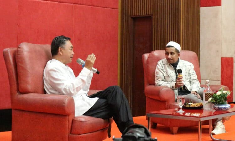 DISKUSI PUBTLIK: Suasana iftar bersama FCPI dan diskusi publik yang dipandu oleh Ketua dan Pendiri FPCI, Dr. Dino Patti Djalal dan Habib Husein Ja’far Al Hadar, Penulis Buku “Menyegarkan Islam Kita” dan “Tuhan ada di Hatimu”, di di Manhattan Hotel, Grand Capitol Ballroom lantai 5, Jakarta Selatan, Jumat (14/4/2023). (ISTIMEWA)