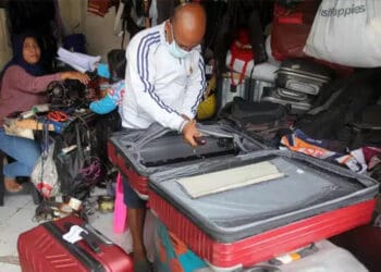 SATELITNEWS.COM, TANGERANG - Momen Ramadan telah tiba. Sebentar lagi pasti disibukkan mempersiapkan segala kebutuhan mudik. Nah, selain harus nyiapin tiket dan kondisi kesehatan yang prima, penting juga menyiapkan koper.

Sejauh ini, sudah punya koper belum? Kalau belum, yuk simak beberapa tips saat memilih koper dari Founder Baller, brand koper asal Indonesia, Billy.

Pertama, pilih koper yang sesuai kebutuhan. Menurut Billy, pemakai atau calon konsumen koper berbeda dengan produk seperti baju. Calon pembeli bakal membeli ketika mereka membutuhkan koper.

”Kalau baju, misal kita lihat influencer itu pakai baju model begini. Ya sudah beli saja. Terkadang, kita nggak tahu nih. Mau dipakai kapan bajunya, berbeda dengan koper yang beli saat kita butuh,” papar Billy.

Kedua, lanjut dia, tidak asal beli koper tanpa melihat kapabilitas brand. Wajib banget konsumen tahu bagaimana brand kopernya.

Billy mengungkapkan, ketika konsumen membeli koper secara online karena murah. ”Secara price pasti lowest. Tapi, ke depan, kurang awet. Misal, saya beli koper Rp 1,2 juta. Karena brand kapabilitinya kurang, roda nggak awet, ganti roda bisa. Tapi satu roda itu sekitar Rp 300 ribu ada empat roda berarti harganya Rp 1,2 juta. Jadi, total konsumen keluar duit Rp 2,4 juta untuk kopernya,” terang Billy.

Ada tips yang ketiga? Tenang, ada dong. Billy menyebutkan, bahan koper juga tidak kalah penting untuk diperhatikan. Ada banyak jenis bahan untuk koper. Antara lain, kain, plastik, hingga aluminium.

Billy menyarankan, jika pengguna koper sering membawa alat elektronik bisa memilih koper yang berbahan kain. Koper berbahan aluminium tidak menggunakan zipper.

”Cuma lebih berat memang tapi tahan lama. Dibanting nggak penyok. Kami BALLER  jual 12 ribu koper sejak 2020 tidak ada yang pecah,” ungkap Billy.

Selain awet dan melindungi alat elektronik yang dibawa ketika bepergian, Billy menambahkan, koper berbahan alumunium juga bisa ditempel stiker supaya terlihat lebih ciamik atau bisa juga diberi warna.

Tip terakhir, poin kemudahan untuk mendapatkan servis after sales wajib diperhatikan. Jangan hanya tergiur harga yang murah, tapi kenyamanan dan keamanan after sales seperti lokasi servis dan kemudahan servis koper tidak ada. (jpc)

ILUSTRASI: Teknisi menyelesaikan perbaikan tas dan koper di Jakarta, Sabtu (30/4/2022). Jelang mudik Lebaran, jasa reparasi tas dan koper mulai diminati masyarakat. Rata-rata kerusakan pada roda Koper dengan biaya reparasi Rp 100 ribuan. (JPC)