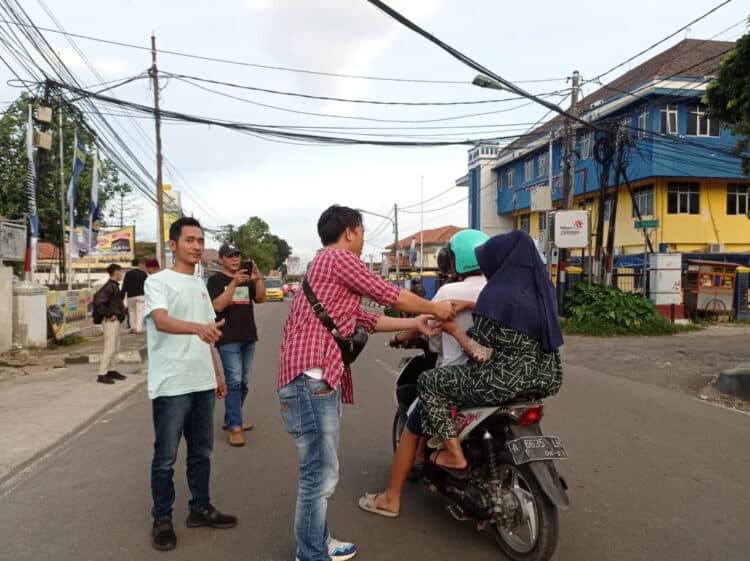 BERBAGI TAKJIL- Persatuan Wartawan Indonesia (PWI) Kabupaten Pandeglang, bekerjasama dengan Alfamart, berbagi menu berbuka puasa Ramadan kepada masyarakat, yang melintas di Jalan Raya Mayor Widagdo, Kabupaten Pandeglang, Selasa (4/4/2023). (ISTIMEWA)