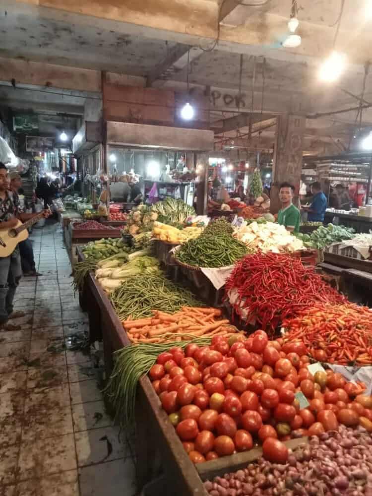 PASAR: Situasi di Pasar Tradisional Curug, Minggu (2/4). Terlihat pedagang sayur mayur sedang menunggu pembeli yang datang untuk berbelanja. (ALFIAN HERIANTO)