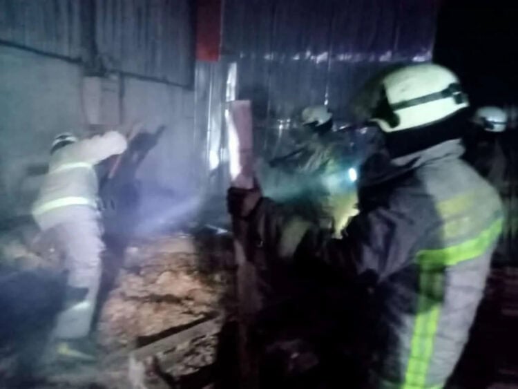 KEBAKARAN: Situasi di gudang dan pabrik pembuatan kayu valet di Kampung Cipari RT 01/RW 01, Desa Ciakar, Kecamatan Panongan yang terbakar. Terlihat petugas pemadam kebakaran BPBD Kabupaten Tangerang sedang berjibaku berusaha memadamkan api di lokasi. (ISTIMEWA)