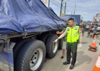 OLAH TKP: Terlihat petugas Kepolisian Satlantas Polresta Tangerang sedang melakukan olah TKP di Jalan Raya Jalan Korelet-Rancaiyuh, Kecamatan Panongan, Selasa (4/4). (ALFIAN HERIANTO)