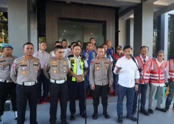 Konferensi Pers Usai Rapat Meningkatkan Pelayanan dan Kelancaran Arus Mudik 2023 di Ruang VIP kantor PT. ASDP Indonesia Ferry cabang Merak, Minggu (16/04/2023). (ISTIMEWA)