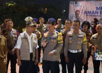 MENINJAU: Menko PMK Muhadjir Effendy tampak didampingi Kapolda Banten Irjen Pol Prof. Dr. Rudy Heriyanto beserta Pj Gubernur Banten Al Muktabar, saat mengecek arus mudik di Pelabuhan Pelindo II Ciwandan pada Rabu (19/04) malam.(ISTIMEWA)