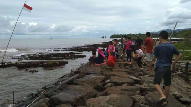 TEMUKAN MAYAT - Warga sedang melihat mayat, yang tergeletak di pinggir Pantai Caringin, Kecamatan Labuan, Pandeglang, Kamis (13/4/2023). (ISTIMEWA)