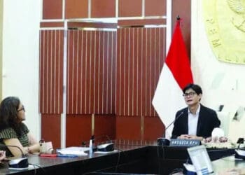 AUDIENSI: Anggota Komisi Pemilihan Umum (KPU) August Mellaz (tengah) menerima audiensi rombongan dari The Indonesian Institute dalam rangka penyampaian hasil penelitian kampanye di media sosial, di Kantor KPU, Jakarta, Selasa (11/4). KPU menyambut baik hasil penelitian ini dan ke depan akan menggelar Focus Group Discussion (FGD) dan diskusi publik. (Foto: Instagram @kpu_ri)