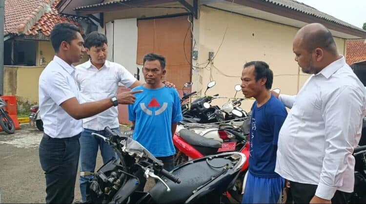Kedua pelaku Curanmor, didampingi personel Satreskrim Polres Pandeglang, sedang menunjukkan motor yang dicurinya, Rabu (17/7/2023) lalu. (ISTIMEWA)
