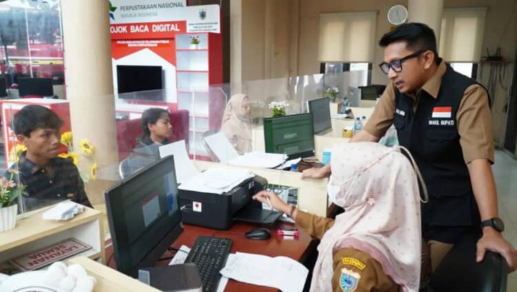 Wabup Pandeglang, Tanto Warsono Arban, intensifkan pantauan kinerja pegawai Disdukcapil Pandeglang, Senin (8/5/2023). (ISTIMEWA)